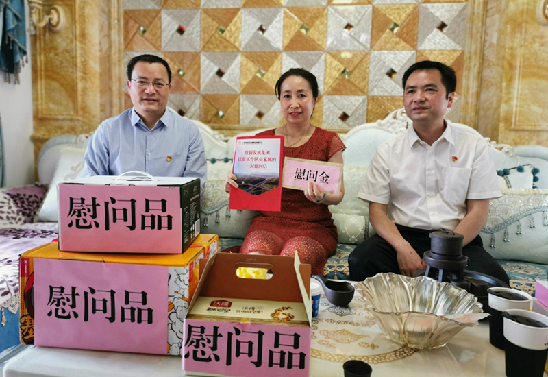集團(tuán)公司黨委副書記梁波（右）帶隊(duì)慰問(wèn)王喆家屬.jpg